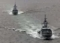 HMS Fort y HMS Medway entrando al puerto militar de las Islas Malvinas. Crédito: Real Armada Británica