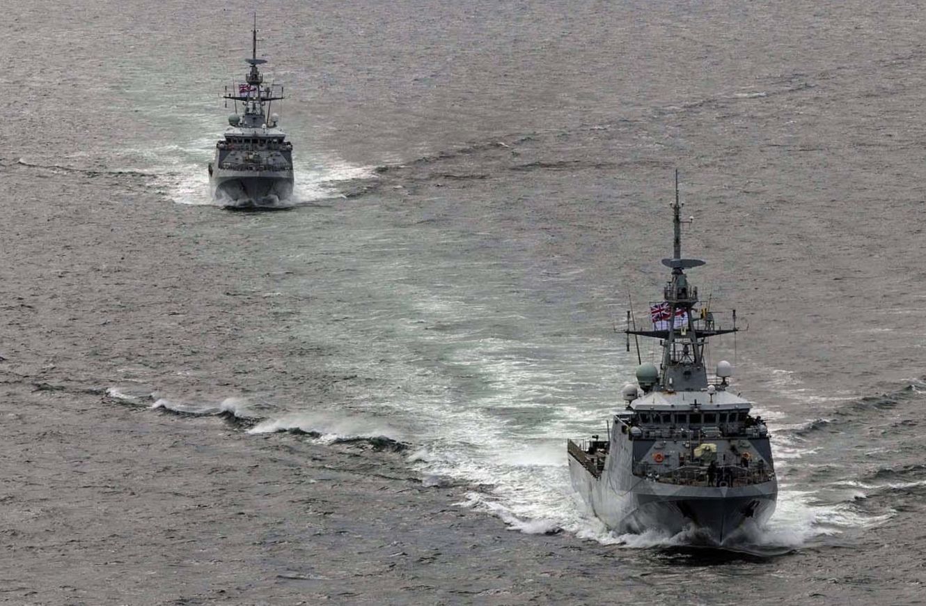 HMS Fort y HMS Medway entrando al puerto militar de las Islas Malvinas. Crédito: Real Armada Británica