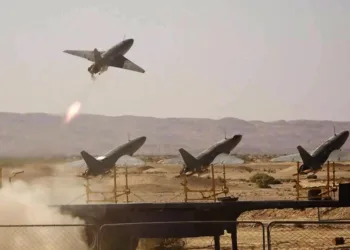 Una imagen facilitada por la oficina de prensa del Ejército iraní el 4 de octubre de 2023 muestra drones de fabricación local durante un ejercicio militar en un lugar no revelado de Irán. Oficina del Ejército iraní/AFP a través de Getty Images