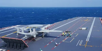 KJ-600, un avanzado avión de alerta temprana de China, captado en el portaaviones Fujian. Crédito: Zona Militar