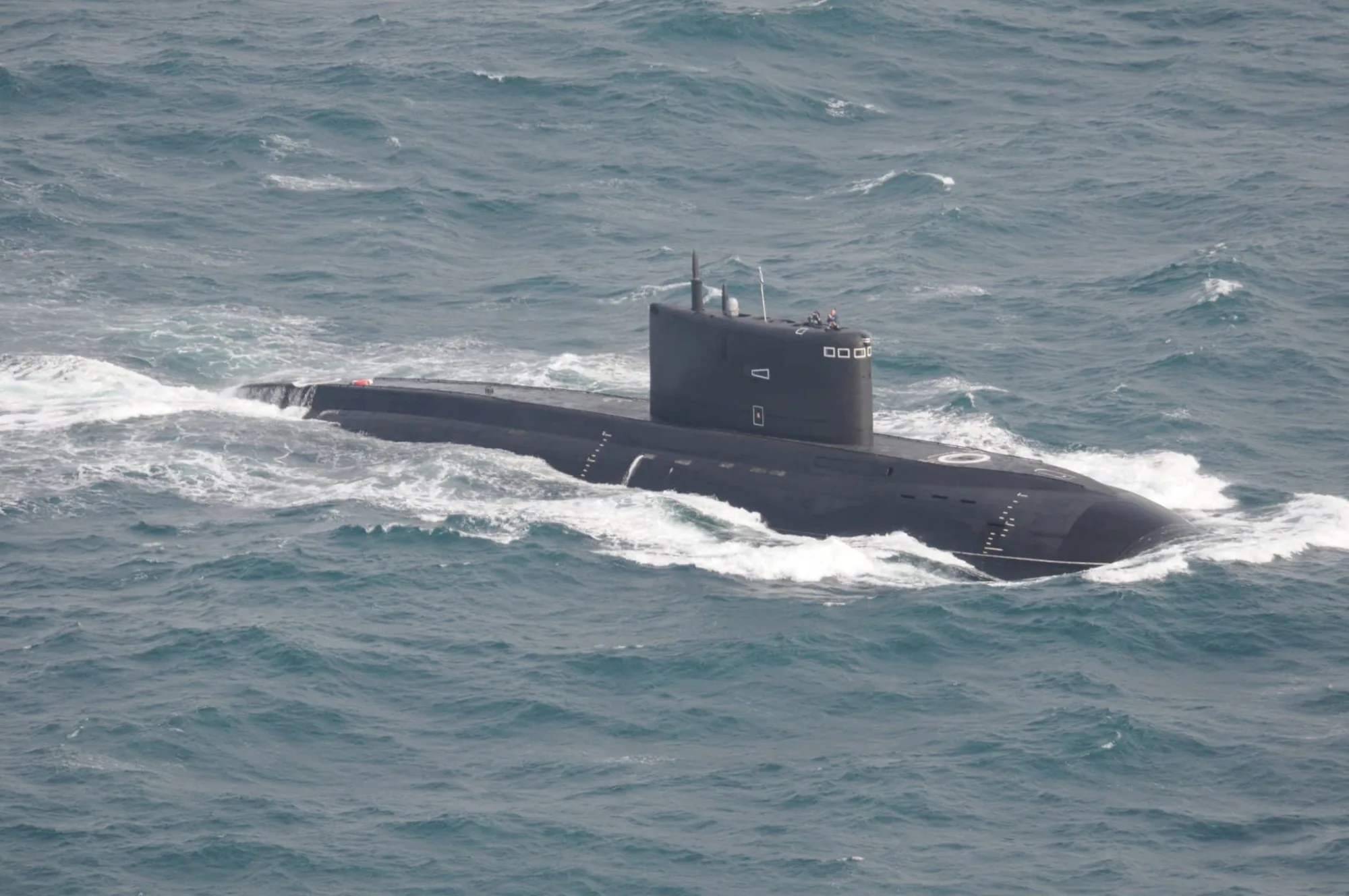 Un viaje difícil. Una imagen de archivo de un submarino ruso de la clase Kilo transitando en la superficie entre el Mediterráneo y el Báltico. (Foto de la Armada Real de los Países Bajos)