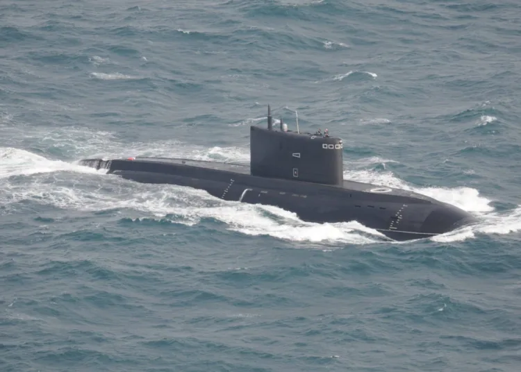 Un viaje difícil. Una imagen de archivo de un submarino ruso de la clase Kilo transitando en la superficie entre el Mediterráneo y el Báltico. (Foto de la Armada Real de los Países Bajos)