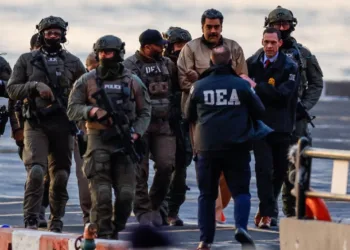 El capturado presidente venezolano Nicolás Maduro llega al helipuerto de Downtown Manhattan, mientras se dirige al Tribunal Federal de los Estados Unidos Daniel Patrick en Manhattan para una comparecencia inicial por cargos federales en EE. UU., incluidos narcoterrorismo, conspiración, tráfico de drogas, lavado de dinero y otros, en la ciudad de Nueva York, el 5 de enero de 2026.