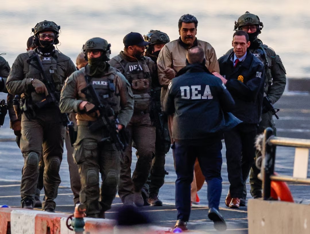 El capturado presidente venezolano Nicolás Maduro llega al helipuerto de Downtown Manhattan, mientras se dirige al Tribunal Federal de los Estados Unidos Daniel Patrick en Manhattan para una comparecencia inicial por cargos federales en EE. UU., incluidos narcoterrorismo, conspiración, tráfico de drogas, lavado de dinero y otros, en la ciudad de Nueva York, el 5 de enero de 2026.
