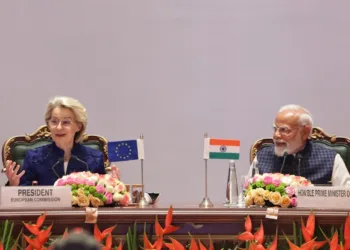 La presidenta de la Unión Europea, Úrsula Von der Leyen, junto al primer ministro de India, Narendra Modi.