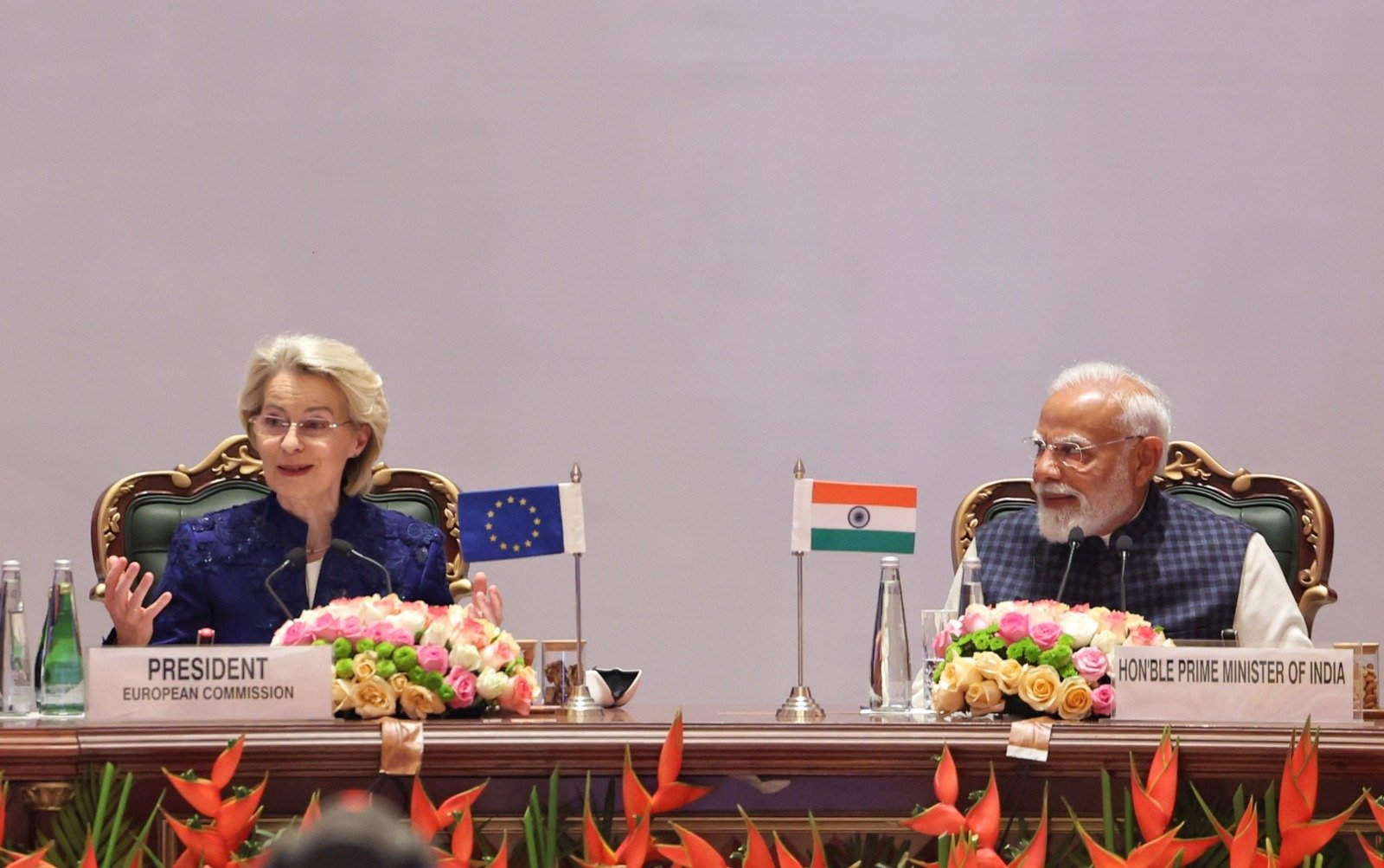 La presidenta de la Unión Europea, Úrsula Von der Leyen, junto al primer ministro de India, Narendra Modi.