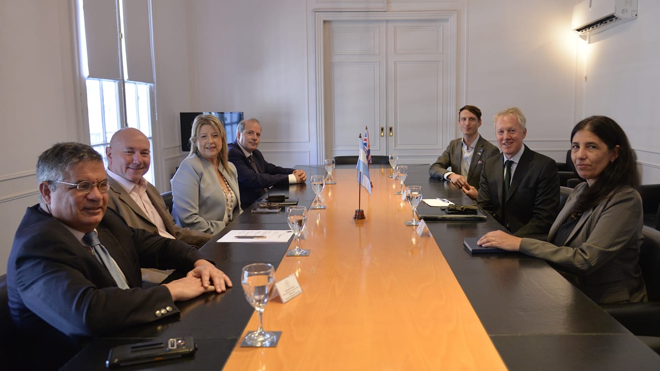La nueva Ministra de Seguridad Nacional de Argentina, Alejandra Monteoliva, mantuvo un encuentro con el embajador del Reino Unido en Argentina, David Cairns.