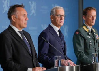 El primer ministro de Noruega, Jonas Gahr Store, en el centro, flanqueado por el ministro noruego de Defensa, Tore O. Sandvik, a la izquierda, y el jefe de Defensa, Eirik Kristoffersen, reportan sobre la compra de varias fragatas británicas en la oficina del primer ministro en Oslo, el domingo 31 de agosto de 2025. (Rodrigo Freitas/NTB Scanpix via AP)