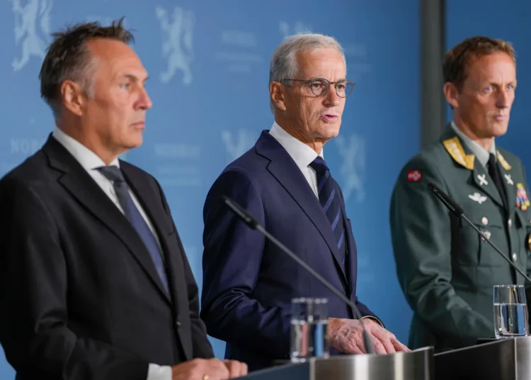 El primer ministro de Noruega, Jonas Gahr Store, en el centro, flanqueado por el ministro noruego de Defensa, Tore O. Sandvik, a la izquierda, y el jefe de Defensa, Eirik Kristoffersen, reportan sobre la compra de varias fragatas británicas en la oficina del primer ministro en Oslo, el domingo 31 de agosto de 2025. (Rodrigo Freitas/NTB Scanpix via AP)