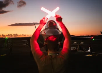 Un jefe de tripulación de la Fuerza Aérea de los EE. UU. guía un F-35A Lightning II tras acciones en Venezuela en apoyo de la Operación Resolución Absoluta, el 3 de enero de 2026. (Foto de la Fuerza Aérea de los EE. UU.)