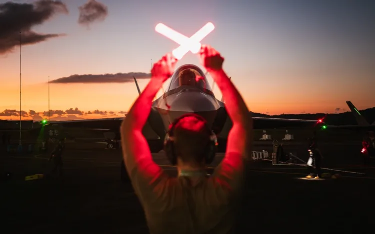 Un jefe de tripulación de la Fuerza Aérea de los EE. UU. guía un F-35A Lightning II tras acciones en Venezuela en apoyo de la Operación Resolución Absoluta, el 3 de enero de 2026. (Foto de la Fuerza Aérea de los EE. UU.)