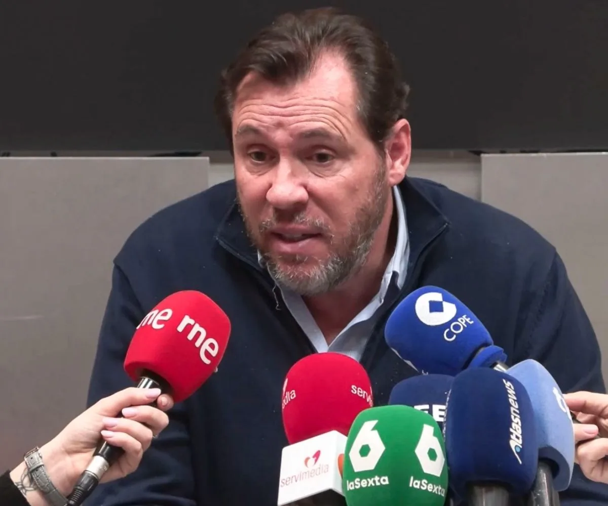 Ministro de Transporte de España, Óscar Puente, da una conferencia de prensa sobre el accidente de tren en Adamuz 