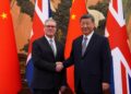 El primer ministro británico, Keir Starmer, estrecha la mano del presidente chino Xi Jinping antes de una reunión bilateral durante su visita a China, en Pekín, China, el 29 de enero de 2026. Créditos: Carl Court/Pool vía REUTERS