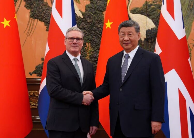 El primer ministro británico, Keir Starmer, estrecha la mano del presidente chino Xi Jinping antes de una reunión bilateral durante su visita a China, en Pekín, China, el 29 de enero de 2026. Créditos: Carl Court/Pool vía REUTERS