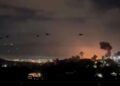 Helicópteros vuelan cerca de columnas de humo que se elevan tras explosiones, en Caracas, Venezuela, el 3 de enero de 2026, en esta captura de pantalla obtenida de un video proporcionado por Reuters. Video proporcionado por Reuters/vía REUTERS