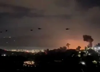 Helicópteros vuelan cerca de columnas de humo que se elevan tras explosiones, en Caracas, Venezuela, el 3 de enero de 2026, en esta captura de pantalla obtenida de un video proporcionado por Reuters. Video proporcionado por Reuters/vía REUTERS