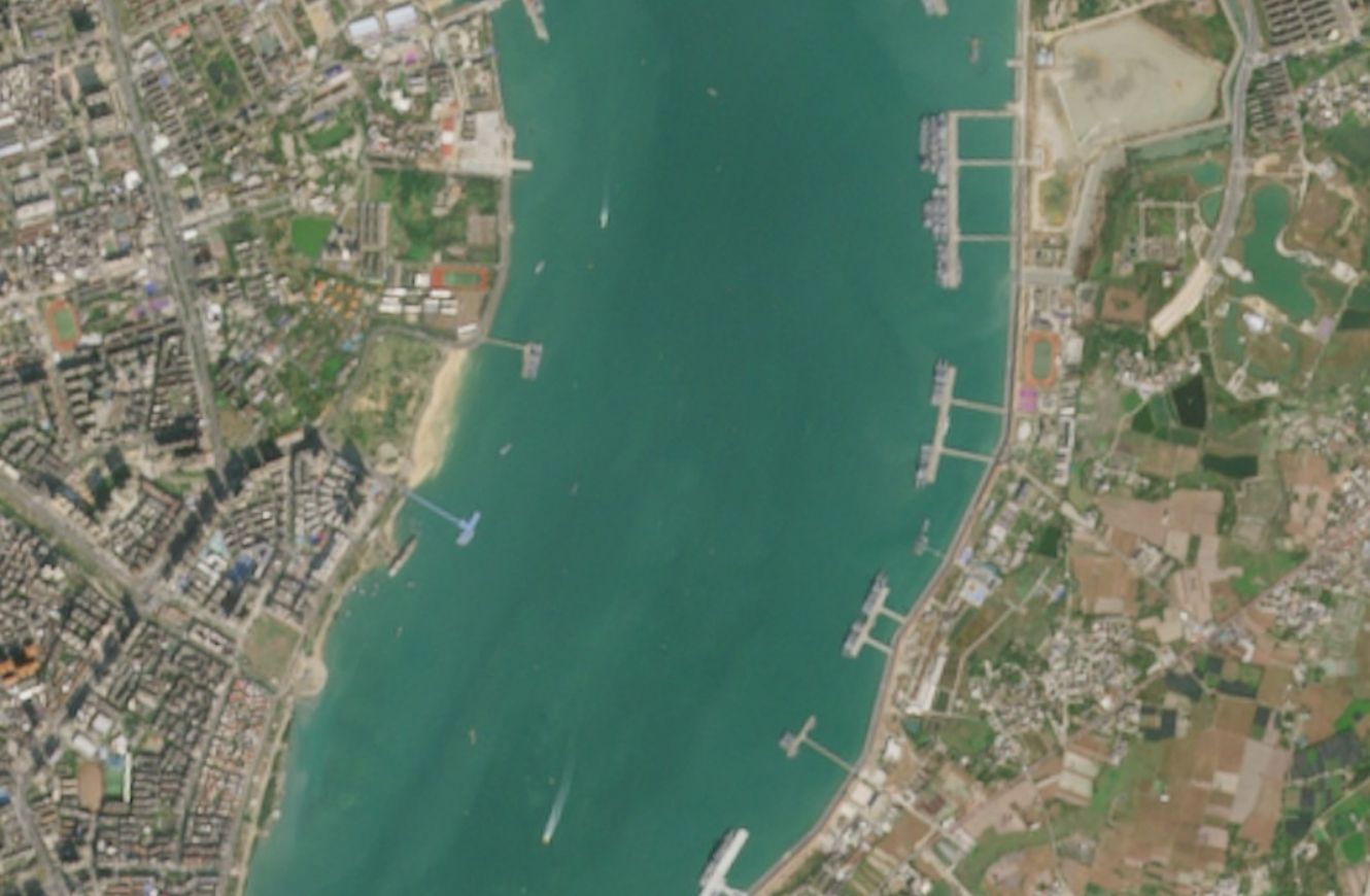 Imagen satelital del buque de asalto anfibio chino CNS Hainan atracado en la base naval de Zhanjiang, capturada por satélites de la misión Sentinel-2 de la Agencia Espacial Europea.
Crédito: @type36512, observador militar chino con sede en Japón vía X.
