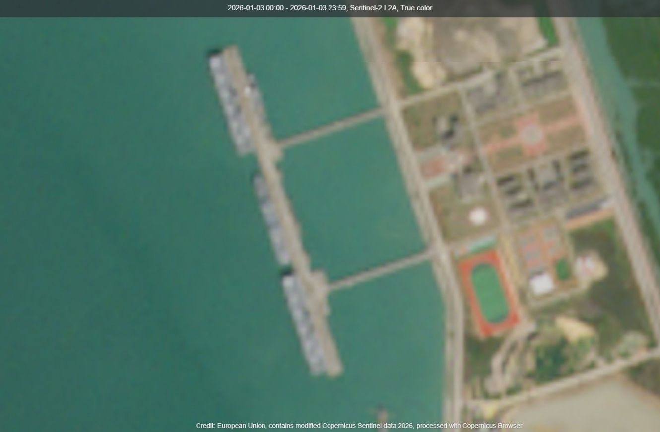 Imagen satelital del buque de asalto anfibio chino CNS Hainan atracado en la base naval de Zhanjiang, capturada por satélites de la misión Sentinel-2 de la Agencia Espacial Europea.
Crédito: @type36512, observador militar chino con sede en Japón vía X.