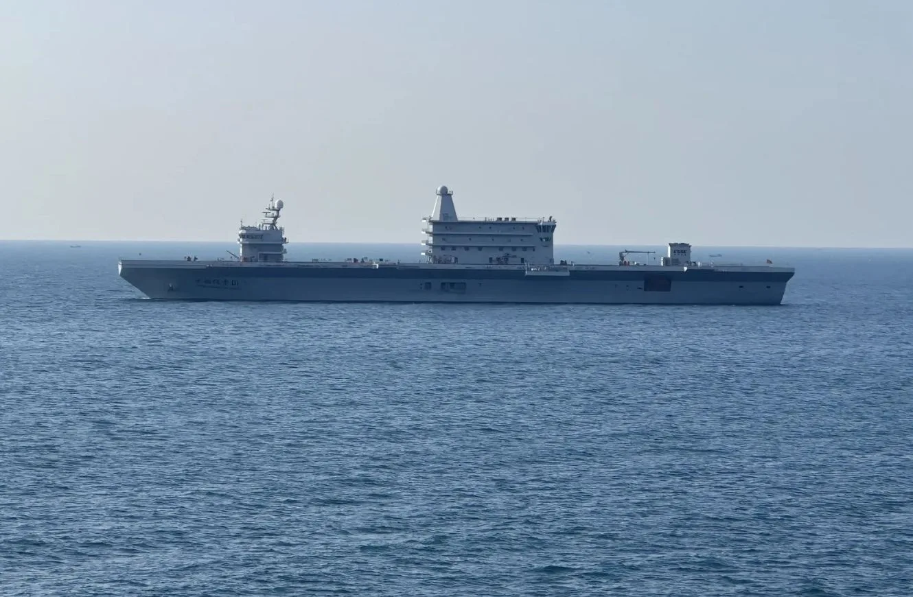 Imagen del buque enigmático de la Armada de China. Crédito: Alex Luck vía X