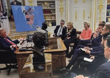 Montaje de una fotografía de una reunión real de agosto que mantuvo con los principales líderes europeos —entre ellos la presidenta de la Comisión, Ursula von der Leyen— con un mapa de América en el que no solo aparece el territorio de Estados Unidos, incluido Alaska, cubierto por las barras y estrellas de la bandera estadounidense, sino también el de Canadá y el de Venezuela. En la imagen, se ve también el primer ministro británico, Keir Starmer, el presidente francés, Emmanuel Macron, el canciller alemán, Friedrich Merz, la primera ministra italiana, Giorgia Meloni, y se aprecia de perfil al presidente ucranio, Volodímir Zelenski, y al secretario general de la OTAN, Mark Rutte. ⁠Crédito: Truth Social Donald J. Trump