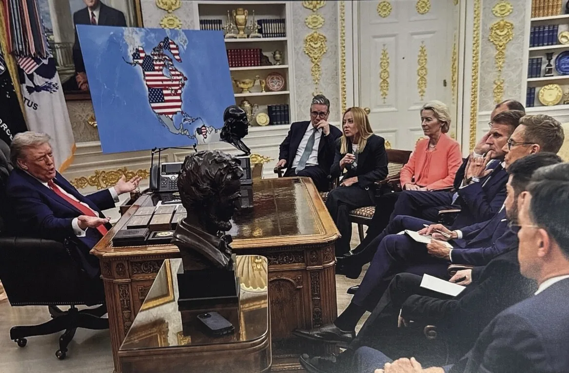 Montaje de una fotografía de una reunión real de agosto que mantuvo con los principales líderes europeos —entre ellos la presidenta de la Comisión, Ursula von der Leyen— con un mapa de América en el que no solo aparece el territorio de Estados Unidos, incluido Alaska, cubierto por las barras y estrellas de la bandera estadounidense, sino también el de Canadá y el de Venezuela. En la imagen, se ve también el primer ministro británico, Keir Starmer, el presidente francés, Emmanuel Macron, el canciller alemán, Friedrich Merz, la primera ministra italiana, Giorgia Meloni, y se aprecia de perfil al presidente ucranio, Volodímir Zelenski, y al secretario general de la OTAN, Mark Rutte. Crédito: Truth Social Donald J. Trump