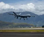 Un MQ-9 Reaper de la Fuerza Aérea de los Estados Unidos, asignado al Ala 49, aterriza en la Estación Aérea del Cuerpo de Marines de Kaneohe Bay, Hawái, el 6 de julio durante el Rim of the Pacific 2022. (Cabo Haley Fourmet Gustavsen/Cuerpo de Marines)