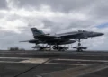 Un F/A-18E Super Hornet, asignado al Escuadrón de Cazas de Ataque (VFA) 151, se prepara para realizar un aterrizaje detenido en la cubierta de vuelo del portaaviones clase Nimitz USS Abraham Lincoln (CVN 72), el 6 de enero de 2026. (Foto de la Armada de los EE. UU. por la Especialista en Comunicación de Masas de 3ª Clase Glory Anderson)