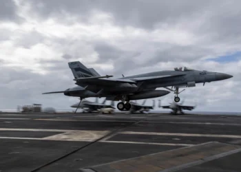 Un F/A-18E Super Hornet, asignado al Escuadrón de Cazas de Ataque (VFA) 151, se prepara para realizar un aterrizaje detenido en la cubierta de vuelo del portaaviones clase Nimitz USS Abraham Lincoln (CVN 72), el 6 de enero de 2026. (Foto de la Armada de los EE. UU. por la Especialista en Comunicación de Masas de 3ª Clase Glory Anderson)