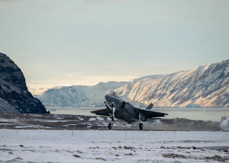 Un avión de combate F-35 Lightning II del Comando de Defensa Aeroespacial de América del Norte, perteneciente a la 115ª Ala de Combate de la Guardia Nacional Aérea de Wisconsin, aterriza en la Base de la Fuerza Espacial Pituffik, Groenlandia, el 7 de octubre de 2025. (Foto de la Fuerza Aérea de los EE. UU. por el Sargento Maxim Dewolf)