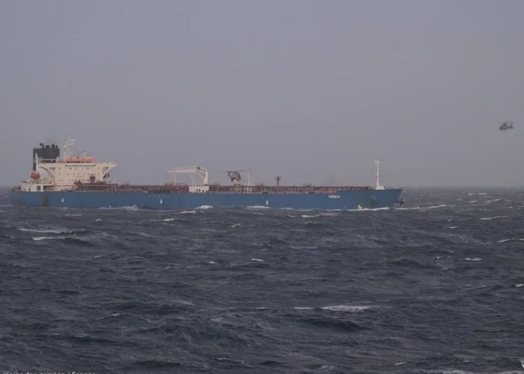 Operativo de la La Marina Nacional de Francia anuncia haber incautado un petrolero vinculado a la flota fantasma de Rusia. Crédito: Marina Nacional de Francia via X
