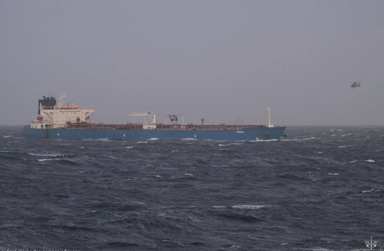 Operativo de la La Marina Nacional de Francia anuncia haber incautado un petrolero vinculado a la flota fantasma de Rusia. Crédito: Marina Nacional de Francia via X