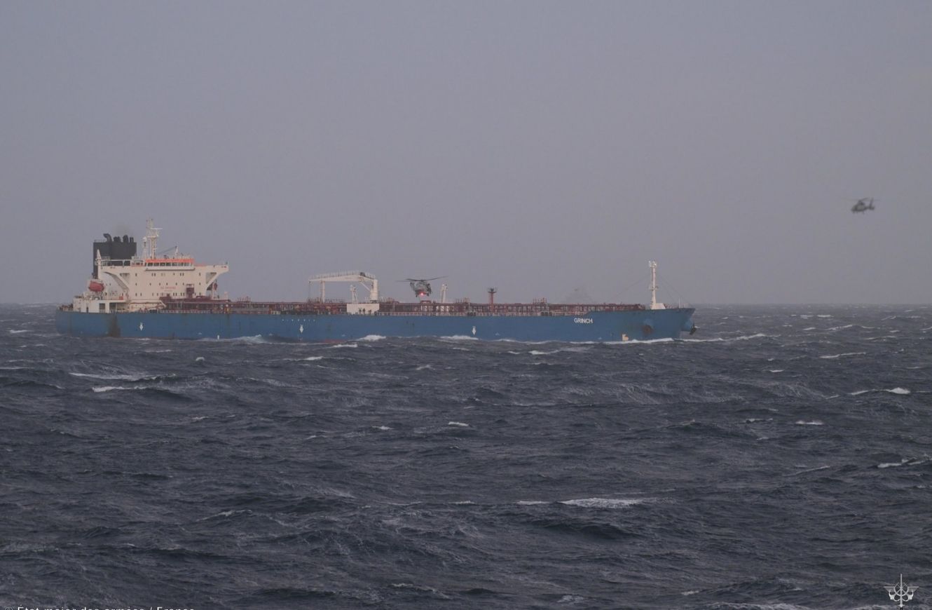 Operativo de la La Marina Nacional de Francia anuncia haber incautado un petrolero vinculado a la flota fantasma de Rusia. Crédito: Marina Nacional de Francia via X