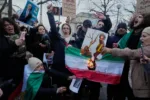Manifestantes queman la bandera nacional iraní durante una manifestación en apoyo a las manifestaciones masivas a nivel nacional en Irán contra el gobierno en París, el domingo 11 de enero de 2026.