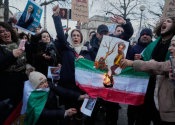 Manifestantes queman la bandera nacional iraní durante una manifestación en apoyo a las manifestaciones masivas a nivel nacional en Irán contra el gobierno en París, el domingo 11 de enero de 2026.