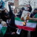 Manifestantes queman la bandera nacional iraní durante una manifestación en apoyo a las manifestaciones masivas a nivel nacional en Irán contra el gobierno en París, el domingo 11 de enero de 2026.