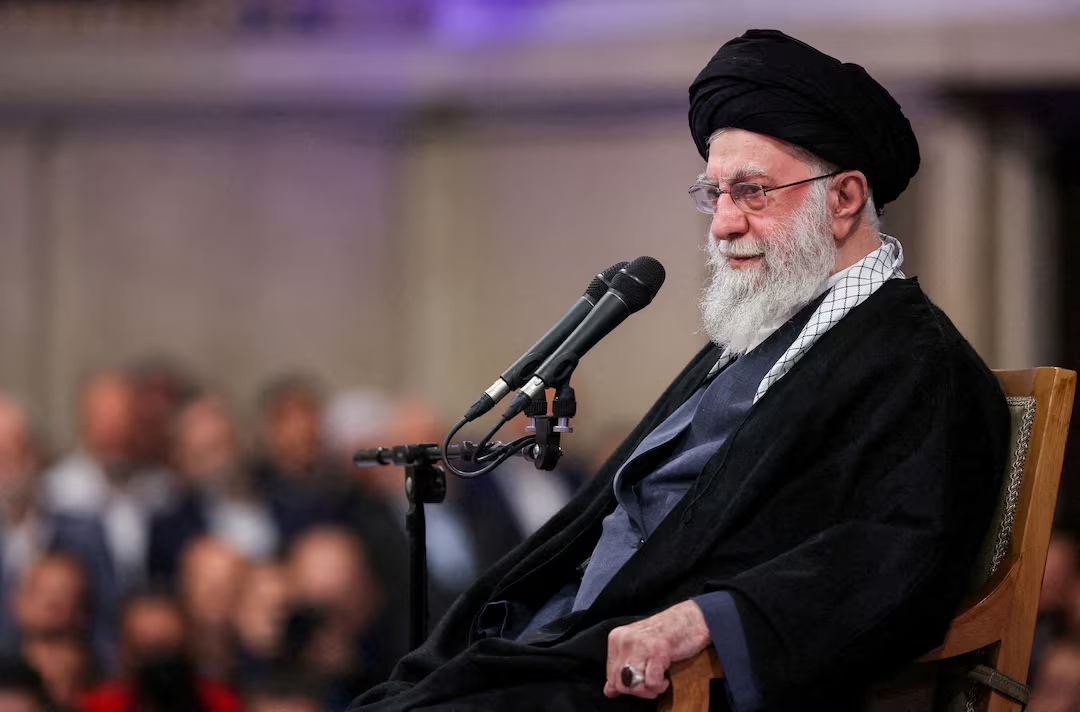 El líder supremo de Irán, el ayatolá Ali Khamenei, habla durante una reunión en Teherán, Irán, el 3 de enero de 2026.