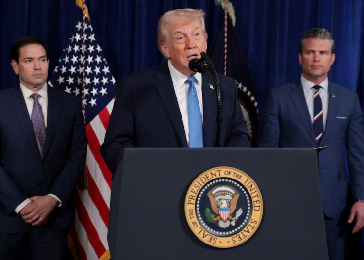 El presidente de Estados Unidos, Donald Trump, habla mientras el secretario de Estado, Marco Rubio, y el secretario de Defensa, Pete Hegseth, observan durante una conferencia de prensa tras un ataque estadounidense en Venezuela, donde fueron capturados el presidente Nicolás Maduro y su esposa, Cilia Flores, desde el club Mar-a-Lago de Trump en Palm Beach, Florida, EE. UU., el 3 de enero de 2026.