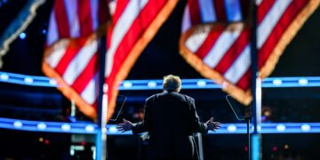 El presidente Donald Trump pronuncia un discurso en el Foro Empresarial Americano de Miami. Crédito: The White House Gallery