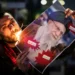 Un manifestante quema una imagen del Ayatolá Ali Khamenei con un cigarrillo durante una manifestación en apoyo a las protestas masivas a nivel nacional en Irán contra el gobierno, el martes 13 de enero de 2026 en Zúrich, Suiza. (Michael Buholzer / Keystone vía AP)