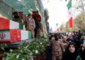 Personas asisten al funeral de las fuerzas de seguridad que fueron asesinadas en protestas antigubernamentales en Teherán, Irán, el 14 de enero [Majid Asgaripour/Agencia de Noticias de Asia Occidental vía Reuters]