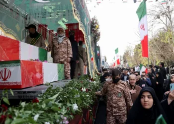 Personas asisten al funeral de las fuerzas de seguridad que fueron asesinadas en protestas antigubernamentales en Teherán, Irán, el 14 de enero [Majid Asgaripour/Agencia de Noticias de Asia Occidental vía Reuters]