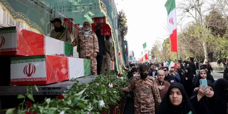 Personas asisten al funeral de las fuerzas de seguridad que fueron asesinadas en protestas antigubernamentales en Teherán, Irán, el 14 de enero [Majid Asgaripour/Agencia de Noticias de Asia Occidental vía Reuters]