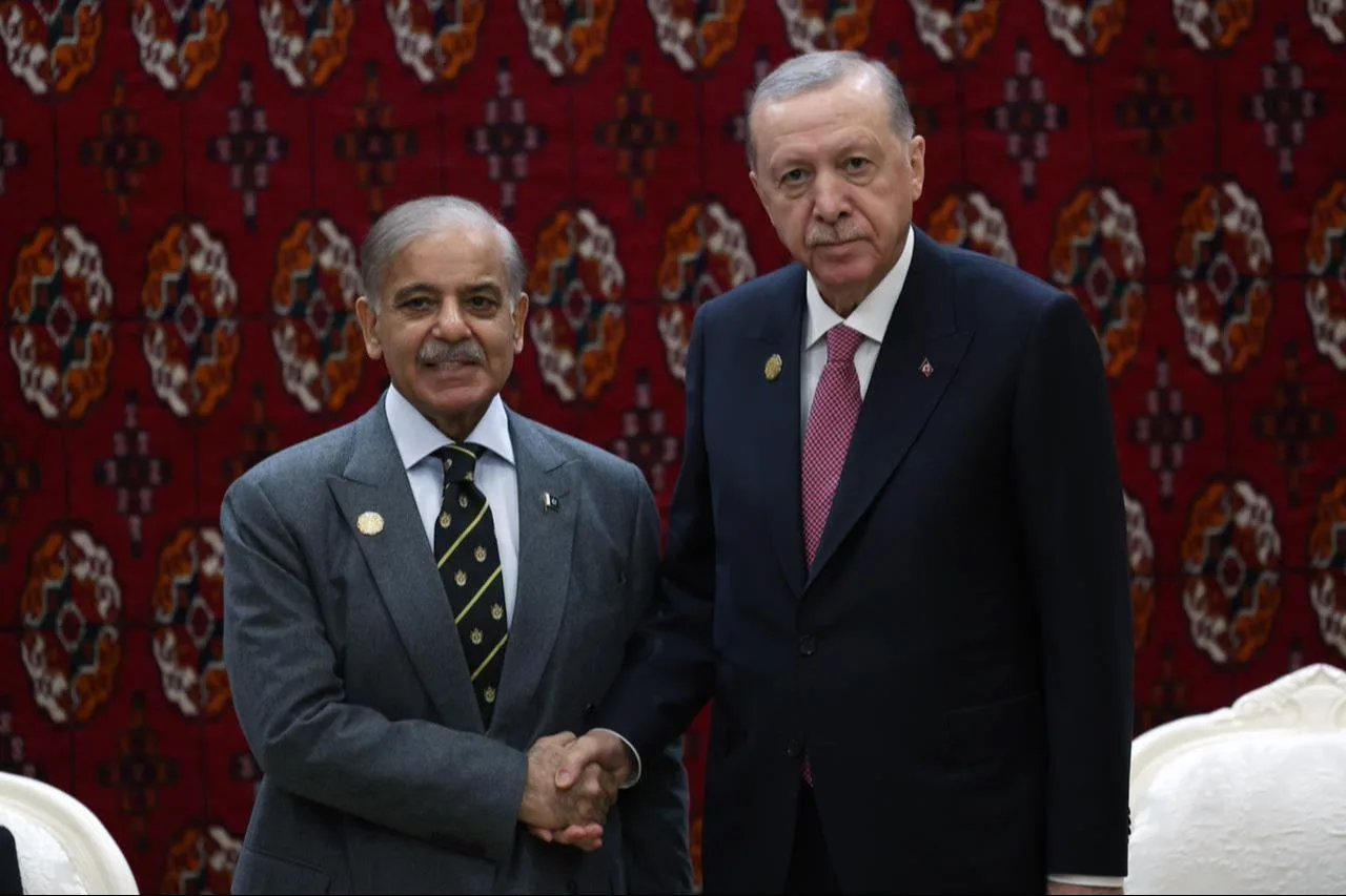 El presidente turco Recep Tayyip Erdogan (D) recibe al primer ministro pakistaní Shehbaz Sharif (I) como parte del Foro Internacional de Paz y Seguridad en Asjabad, Turkmenistán, el 12 de diciembre de 2025. (Foto AA)
