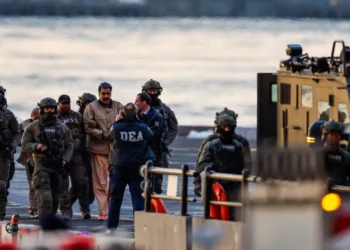 El capturado presidente venezolano Nicolás Maduro llega al helipuerto de Downtown Manhattan, mientras se dirige al Tribunal Federal de los Estados Unidos Daniel Patrick en Manhattan para una comparecencia inicial por cargos federales en EE. UU., incluidos narcoterrorismo, conspiración, tráfico de drogas, lavado de dinero y otros, en la ciudad de Nueva York, el 5 de enero de 2026. Eduardo Muñoz/Reuters