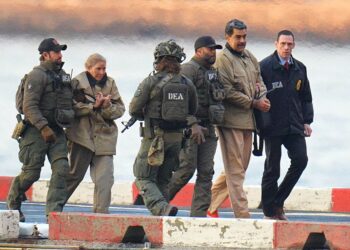 El capturado presidente venezolano Nicolás Maduro llega al helipuerto de Downtown Manhattan, mientras se dirige al Tribunal Federal de los Estados Unidos Daniel Patrick en Manhattan para una comparecencia inicial por cargos federales en EE. UU., incluidos narcoterrorismo, conspiración, tráfico de drogas, lavado de dinero y otros, en la ciudad de Nueva York, el 5 de enero de 2026.