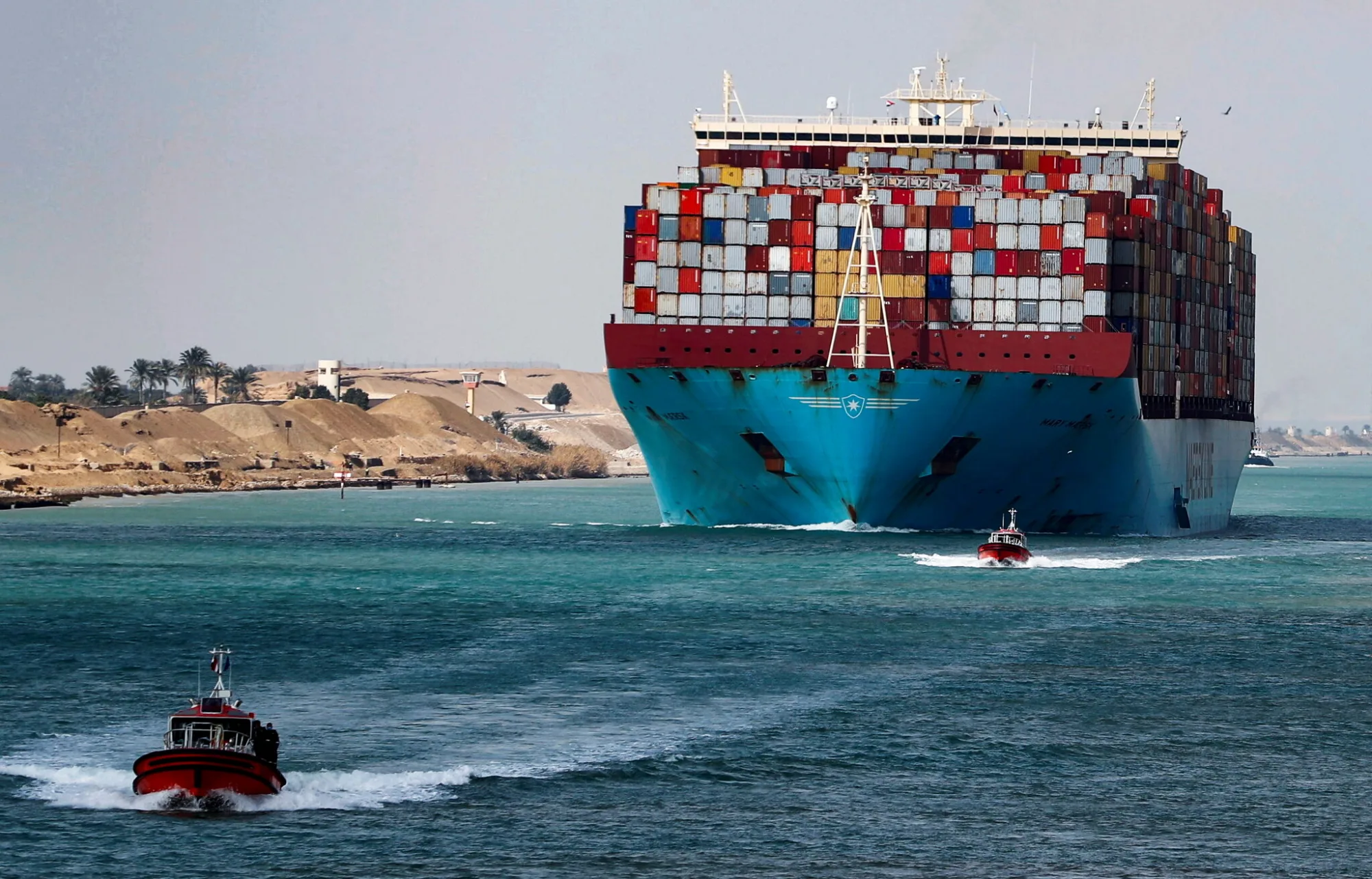 Las empresas navieras preocupadas por los ataques de la milicia hutí enfrentan decisiones difíciles sobre si enviar a través del Canal de Suez. Crédito: Reuters