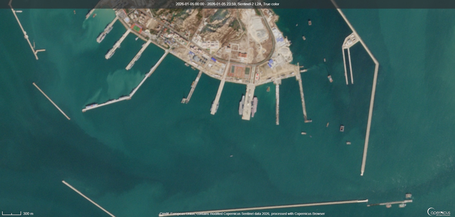 Imágenes satelitales recientes muestran que la Armada de China volvió a concentrar a sus portaaviones Liaoning y Fujian en la misma instalación portuaria