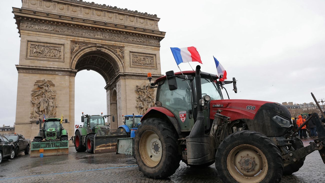 Agricultores irrumpieron con tractores en el centro de París en protesta contra el acuerdo UE - Mercosur