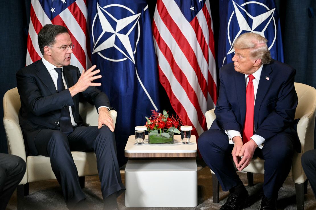 El presidente de Estados Unidos, Donald Trump conversa con el secretario general de la OTAN, Mark Rutte, durante una reunión bilateral al margen de la reunión anual del Foro Económico Mundial en Davos, el 21 de enero de 2026. MANDEL NGAN/AFP/AFP via Getty Images