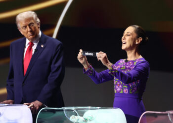 Los presidentes de Estados Unidos, Donald Trump, y de México, Claudia Sheinbaum en el sorteo del mundial de fútbol 2026. Crédito: archivo